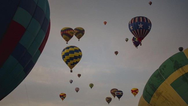 FOTO: Semarak Warna-warni Balon Udara di Langit New Mexico