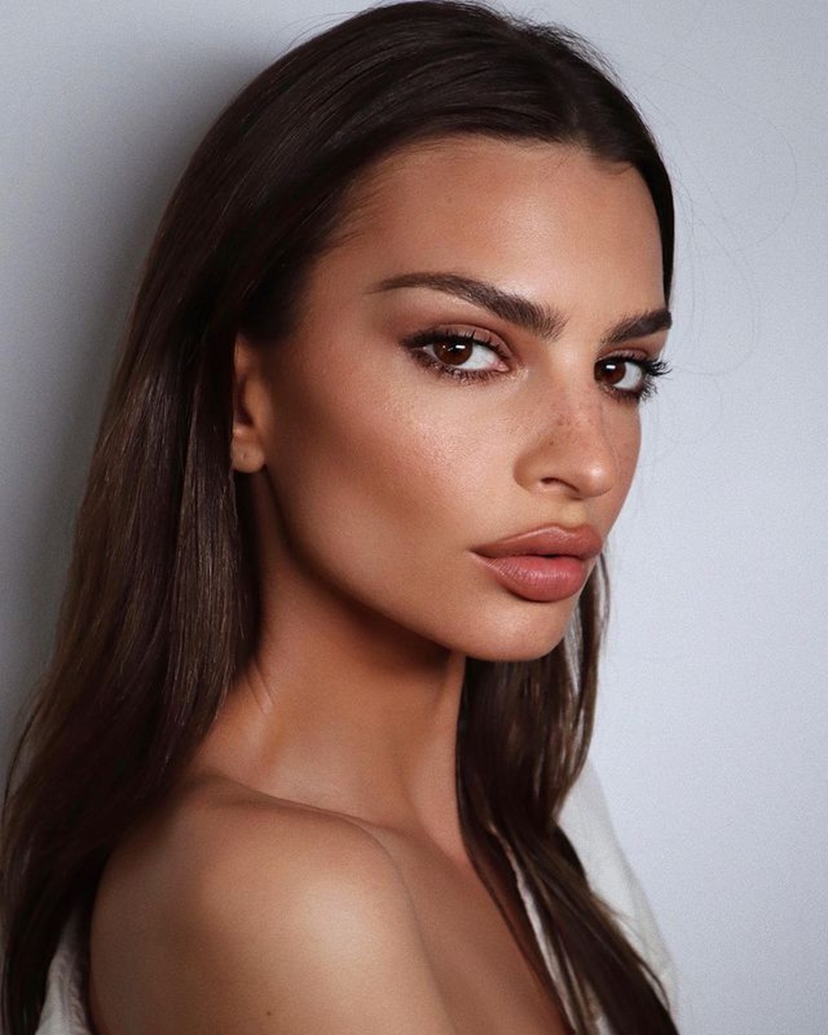 Emily Ratajkowski mengaku dilecehkan oleh Robin Thicke saat pembuatan MV Blurred Lines&period; Yuk kita intip potret Emily&excl;