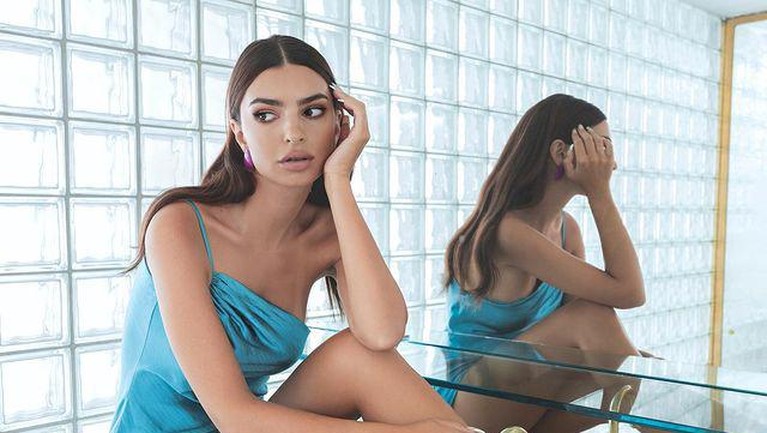 Emily Ratajkowski mengaku dilecehkan oleh Robin Thicke saat pembuatan MV Blurred Lines. Yuk kita intip potret Emily!