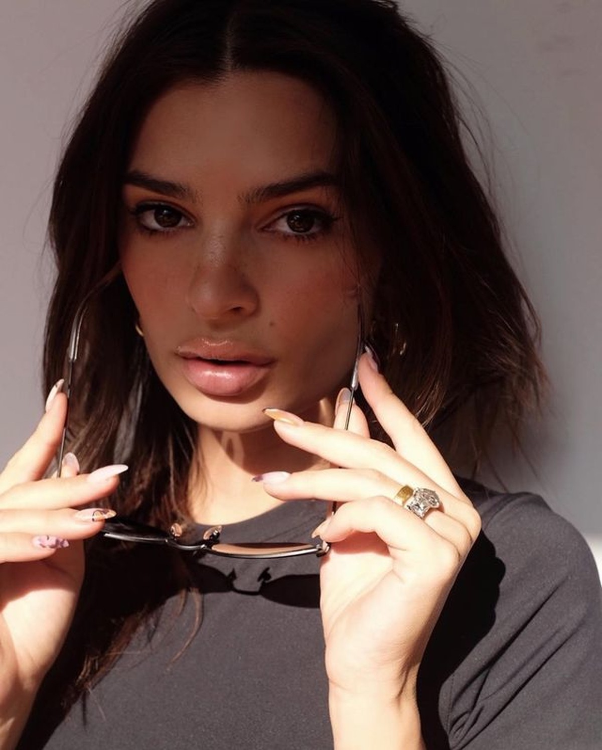 Emily Ratajkowski mengaku dilecehkan oleh Robin Thicke saat pembuatan MV Blurred Lines&period; Yuk kita intip potret Emily&excl;