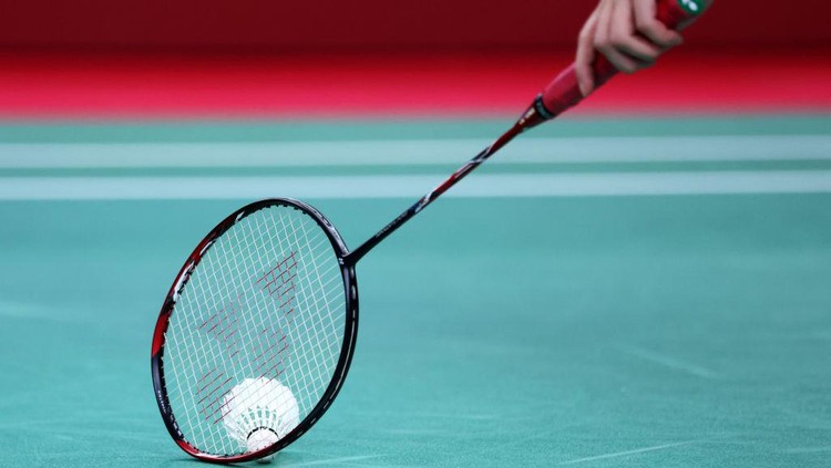 TOKYO, JAPAN - SEPTEMBER 04: Ayako Suzuki of Team Japan picks up a shuttle with her racket during the Badminton Women's Singles SU5 semi-final against Kaede Kameyama of Team Japan on day 11 of the Tokyo 2020 Paralympic Games at Yoyogi National Stadium on September 04, 2021 in Tokyo, Japan. (Photo by Kiyoshi Ota/Getty Images)