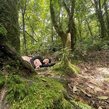 Naik Gunung Bareng Ammar Zoni, Momen Irish Bella Tidur di Tanah Tuai Pujian