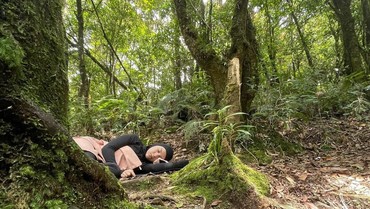 Naik Gunung Bareng Ammar Zoni, Momen Irish Bella Tidur di Tanah Tuai Pujian