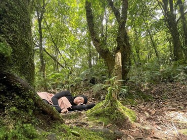 Naik Gunung Bareng Ammar Zoni, Momen Irish Bella Tidur di Tanah Tuai Pujian