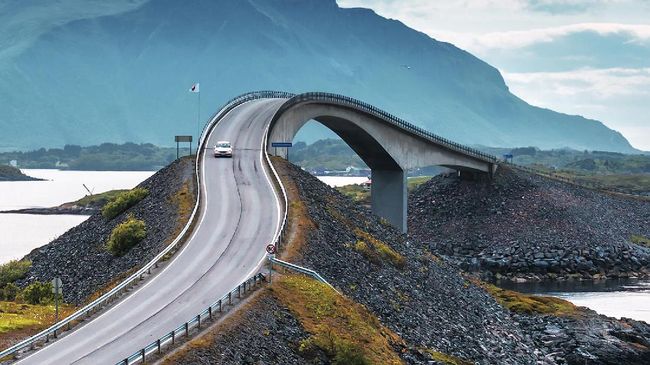 Dari kejauhan jalanan ini terlihat terputus, seakan pengendara terbang menuju langit. Tapi itulah keunikan dari Jalan Atlantic Ocean Road di Norwegia.
