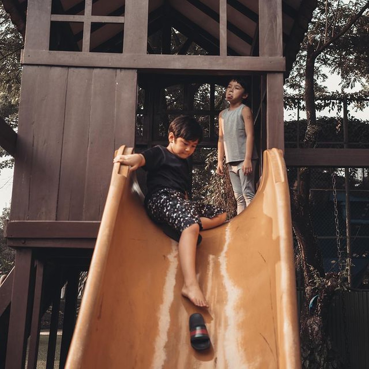 Keseruan Duo Andara Gempi & Rafathar Saat Main Sepatu Roda hingga Perosotan