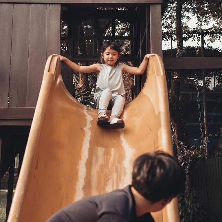 Keseruan Duo Andara Gempi & Rafathar Saat Main Sepatu Roda hingga Perosotan