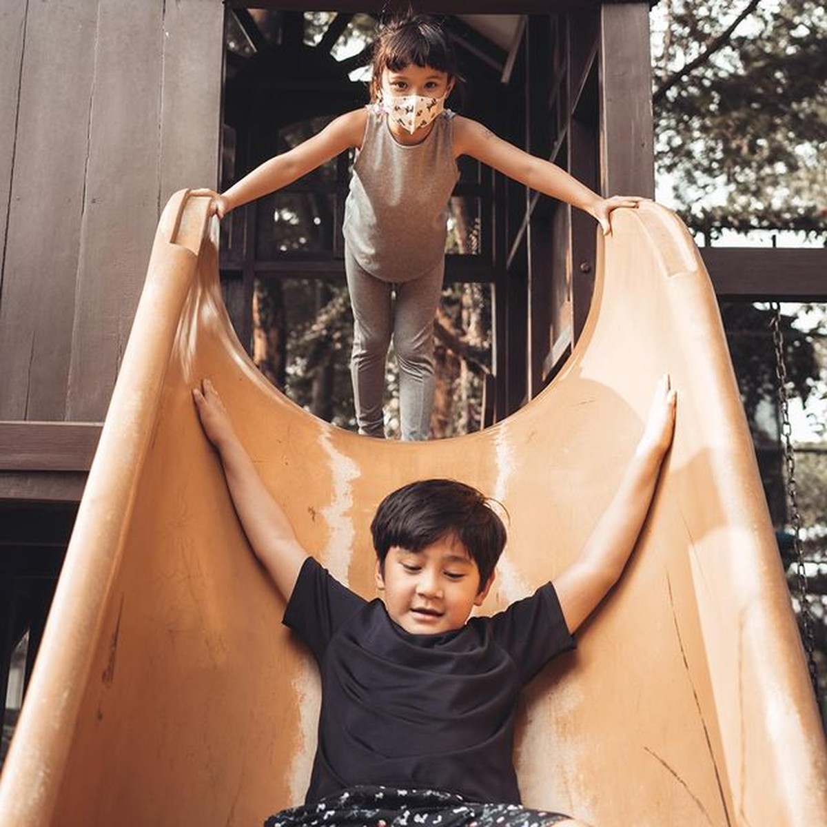 Keseruan Duo Andara Gempi & Rafathar Saat Main Sepatu Roda hingga Perosotan