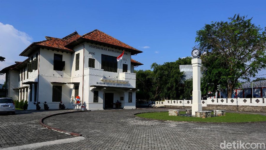 Museum Timah yang ada di Muntok ini awalnya adalah gedung pusat pemerintahan &lpar;Residen&rpar; Belanda di Pulau Bangka yang bernama Hoofdbureau Banka Tinwinning Bedriff&period;