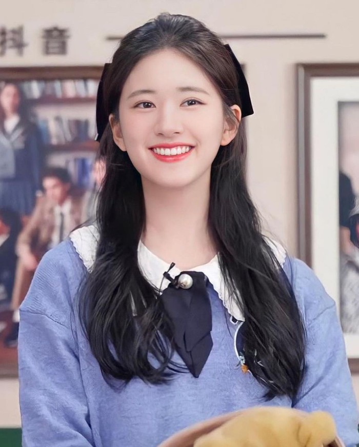Meski masih berusia 22 tahun dan terlihat imut-imut, Zhao Lusi sudah berperan dalam beberapa drama dan film, lho. Jika kamu sudah menonton drama 'Dating in The Kitchen', kamu pasti tidak asing dengan wajah cantiknya ini! /Foto:instagram.com/@zhaolusi_official