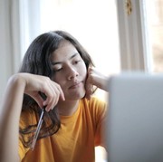 Duh, Sering Cek Email Setelah Jam Kerja Ternyata Buruk Bagi Kesehatan Otak, Lho! Ini Kata Para Ahli