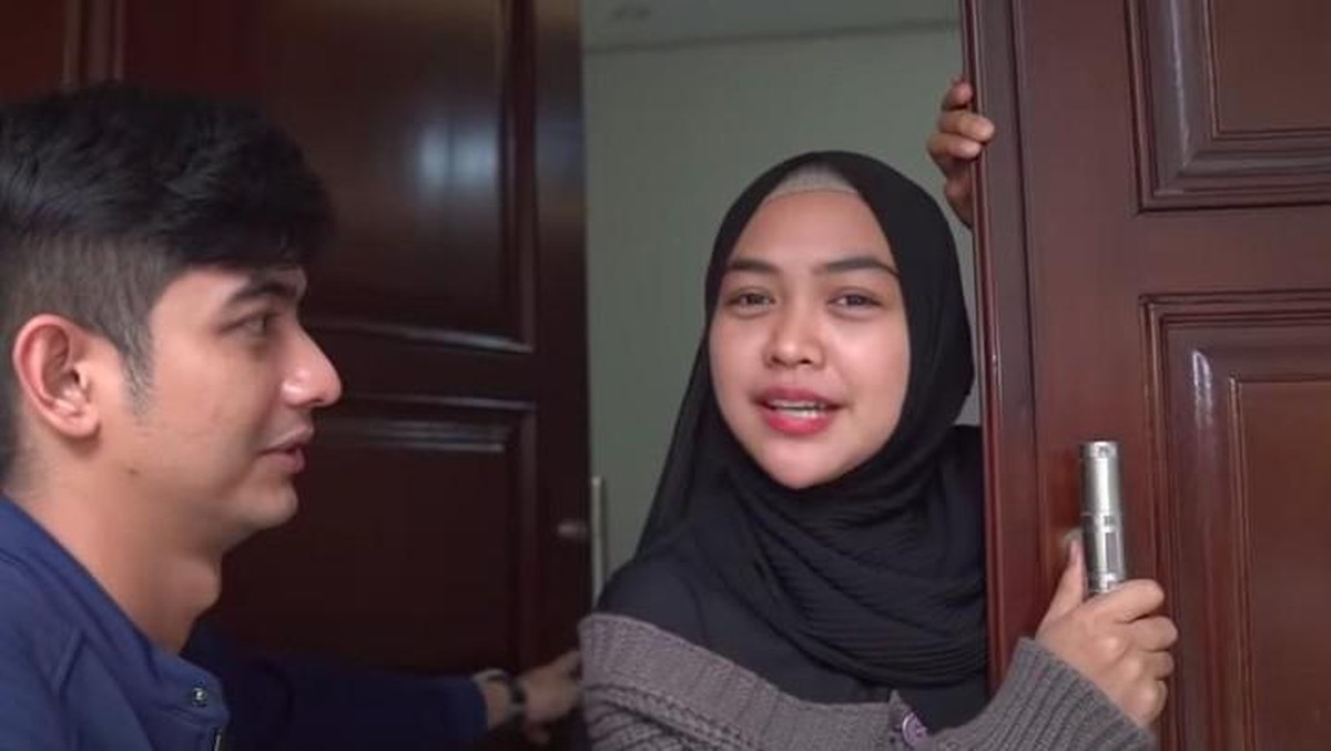 Teuku Ryan calon suami Ria Ricis membeli sebuah rumah baru di kawasan Jakarta&period; Yuk intip penampakan rumahnya&excl;