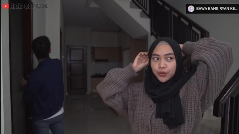 Penampakan Rumah Baru Teuku Ryan Calon Suami Ria Ricis Teuku Ryan calon suami Ria Ricis membeli sebuah rumah baru di kawasan Jakarta. Yuk intip penampakan rumahnya!
