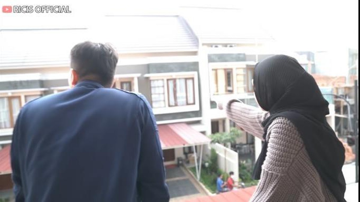 Teuku Ryan calon suami Ria Ricis membeli sebuah rumah baru di kawasan Jakarta&period; Yuk intip penampakan rumahnya&excl;