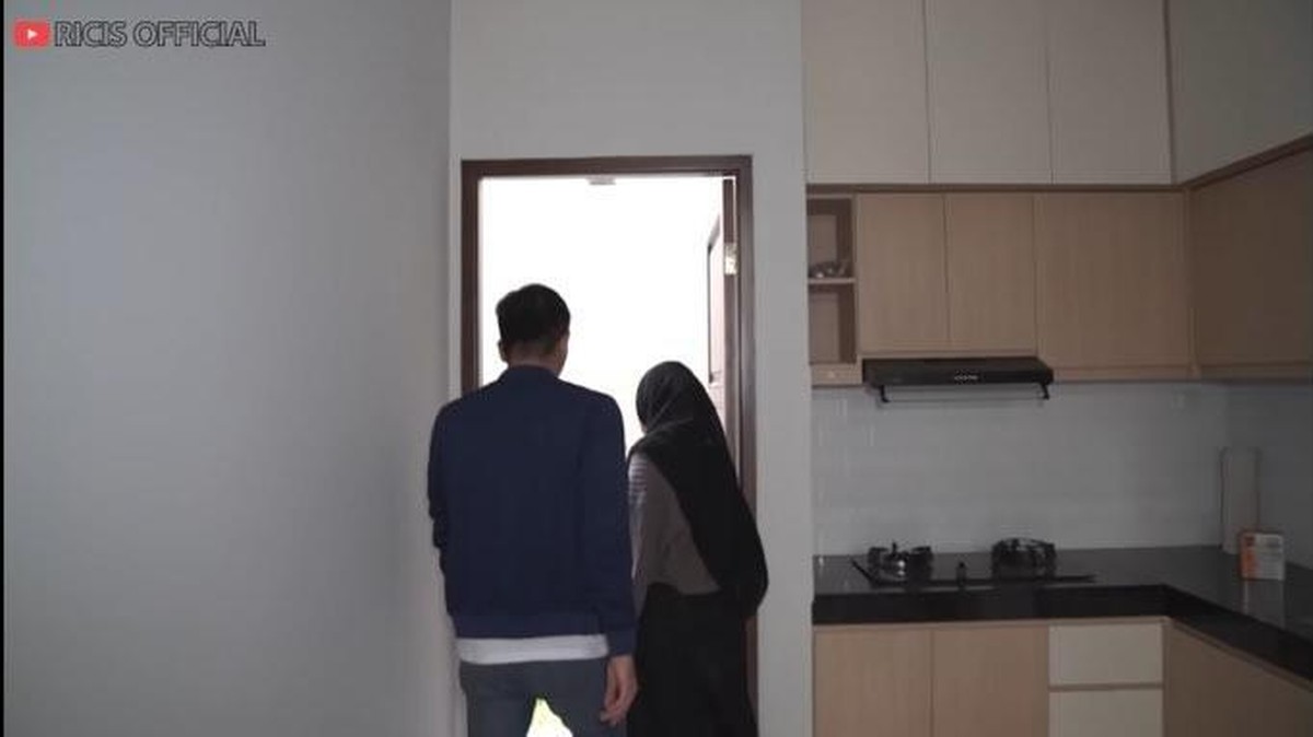 Teuku Ryan calon suami Ria Ricis membeli sebuah rumah baru di kawasan Jakarta&period; Yuk intip penampakan rumahnya&excl;