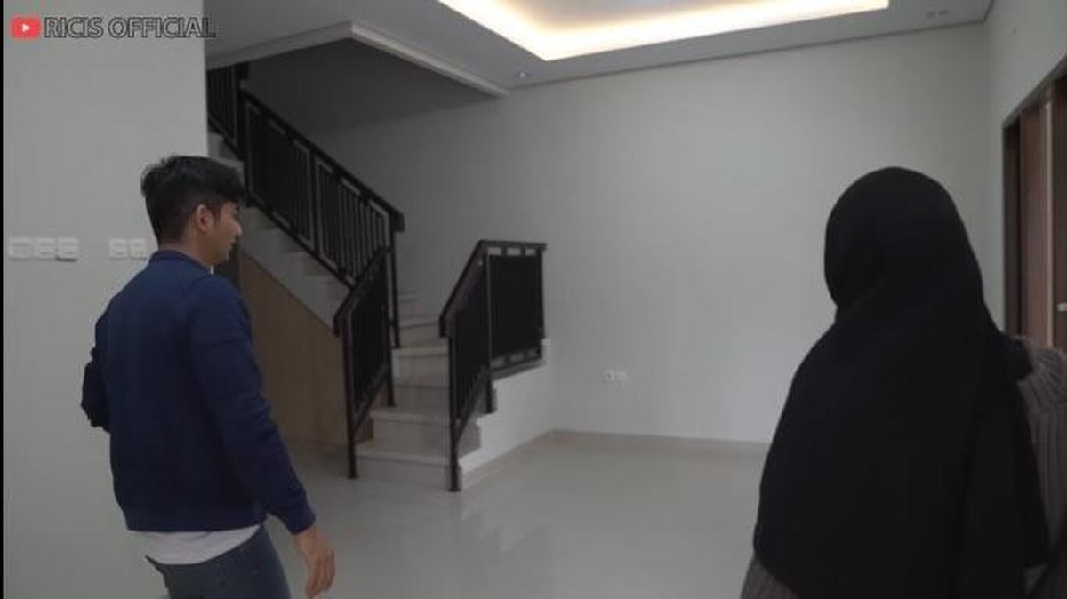 Teuku Ryan calon suami Ria Ricis membeli sebuah rumah baru di kawasan Jakarta&period; Yuk intip penampakan rumahnya&excl;