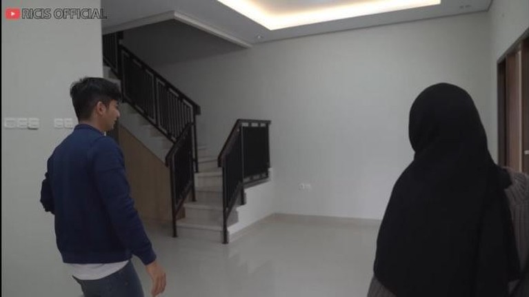 Penampakan Rumah Baru Teuku Ryan Calon Suami Ria Ricis Teuku Ryan calon suami Ria Ricis membeli sebuah rumah baru di kawasan Jakarta. Yuk intip penampakan rumahnya!