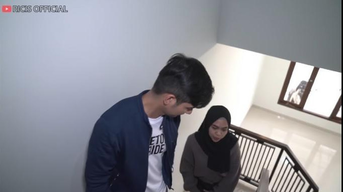 Teuku Ryan calon suami Ria Ricis membeli sebuah rumah baru di kawasan Jakarta&period; Yuk intip penampakan rumahnya&excl;