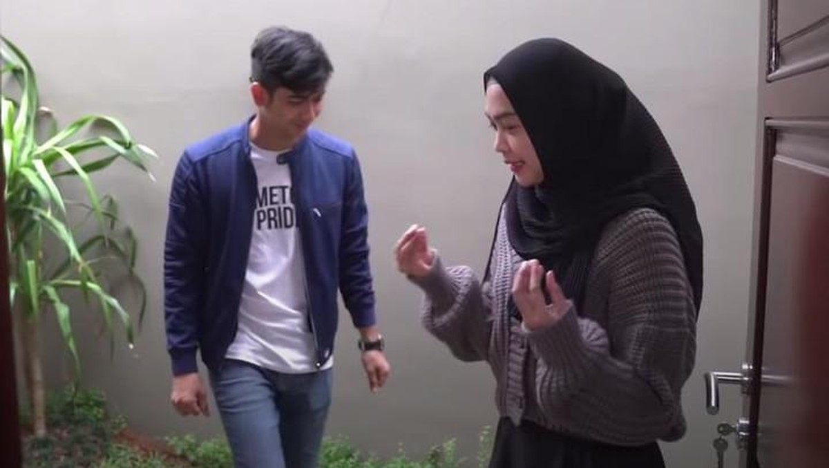 Teuku Ryan calon suami Ria Ricis membeli sebuah rumah baru di kawasan Jakarta&period; Yuk intip penampakan rumahnya&excl;