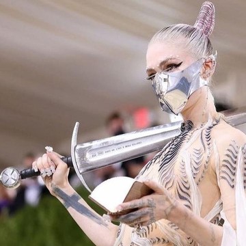 Intip Gaya Anti Mainstream Grimes, Musisi Inovatif yang Nyentrik Abis! Sampai Bawa Pedang ke Met Gala
