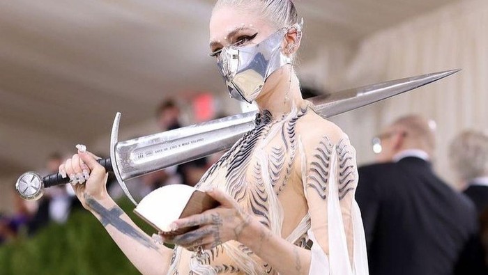 Intip Gaya Anti Mainstream Grimes, Musisi Inovatif yang Nyentrik Abis! Sampai Bawa Pedang ke Met Gala