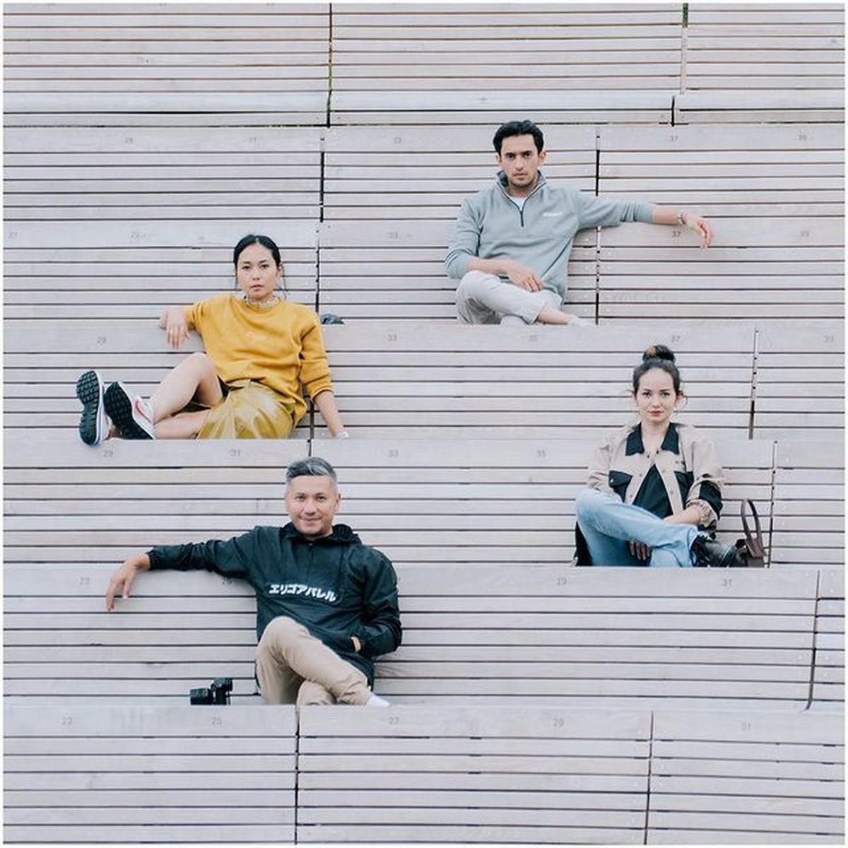 Gading Marten ramai diisukan berpacaran bahkan melamar Enzy Storia di New York&period; Yuk kita intip momen kedekatan mereka&excl;