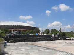 Dibangun Mahal-Mahal, Stadion Utama Riau Eks PON Jadi Lapak Tenda Ceper