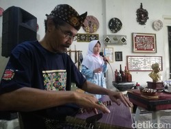 Sarat Pesan Moral, Pria Sumedang Ini Ajarkan Seni Pupuh ke Anak