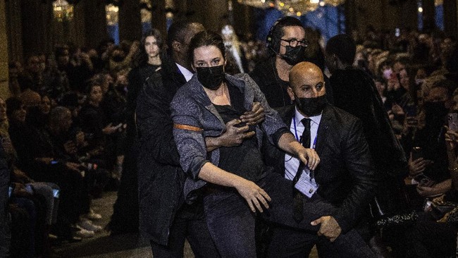 FOTO: Aksi 'Penyusup' di Show Louis Vuitton di Paris