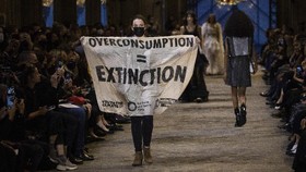 FOTO: Aksi 'Penyusup' di Show Louis Vuitton di Paris