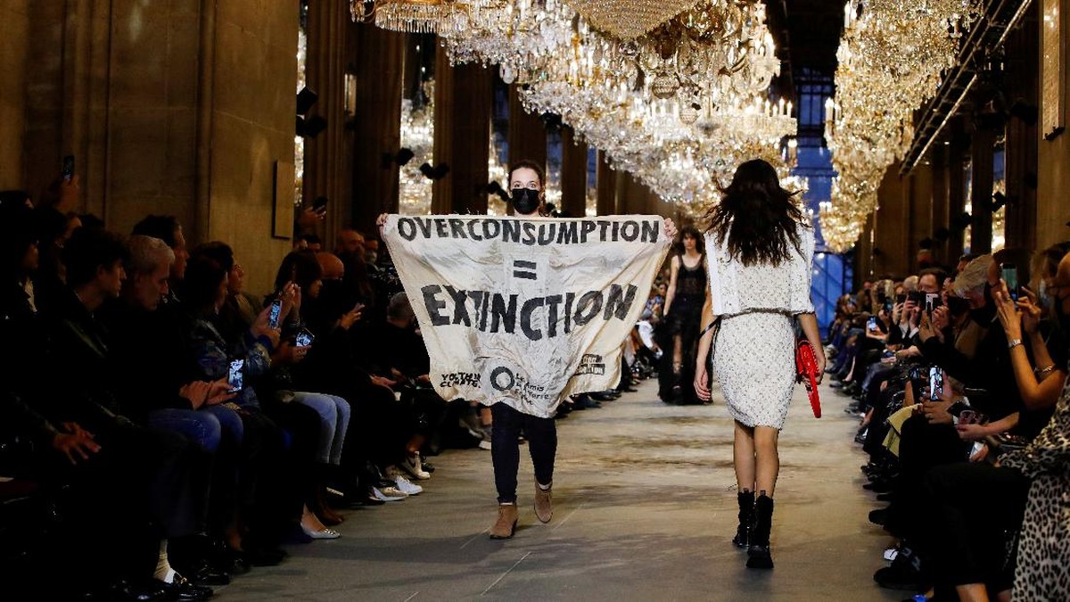 FOTO: Aksi 'Penyusup' di Show Louis Vuitton di Paris