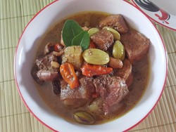 5 Resep Hidangan Berbumbu Kluwek yang Gurih Pekat Bumbunya
