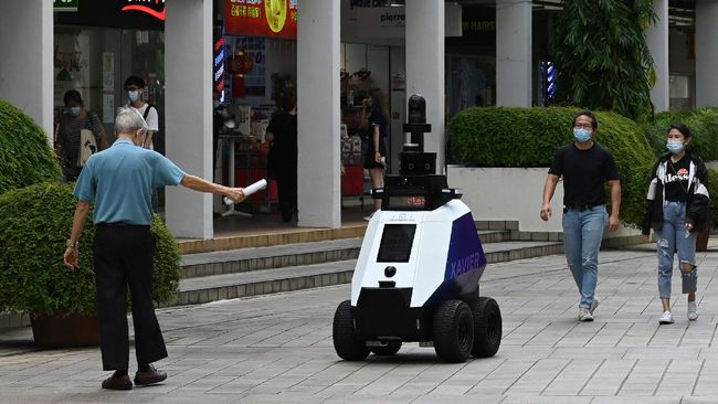 Patrol Robots Make Singaporeans Uneasy: Like Robocop