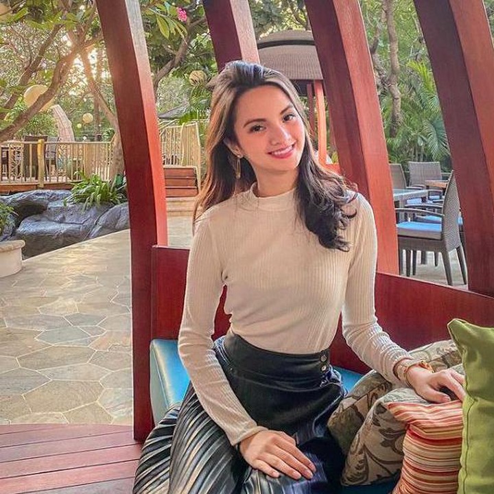 <p>Meski penampilannya feminin banget, Sabrina Anggraini kerap memberi semangat kepada perempuan untuk bisa setara dengan laki-laki di bidang teknologi. Ya, Sabrina sendiri adalah CEO dari firma desain produk digital, Natuno Design Lab. (Foto: Instagram @sabrinaanggraini)</p>