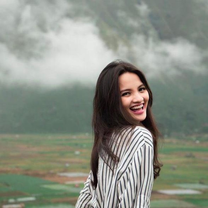 <p>Track record Sabrina Anggraini di bidang IT enggak main-main. Ia berhasil lulus dengan cumlaude jurusan Ilmu Komputer UGM dan memenangkan sejumlah lomba IT di tingkat dunia. Ia juga mendirikan perusahaannya sendiri. (Foto: Instagram @sabrinaanggraini)</p>