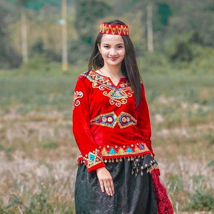 <p>Enggak cuma berprestasi di bidang IT dan ajang kecantikan. Di balik penampilannya yang anggun, Sabrina Anggraini juga pernah jadi host Jejak Petualang Trans7. Ini karena salah satu hobinya traveling dan blogging, Bunda. (Foto: Instagram @sabrinaanggraini)</p>