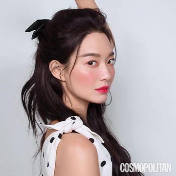 img-title Gaya Lawas Shin Min Ah dan Jamie Dornan di Pemotretan yang Bikin Fans Baper