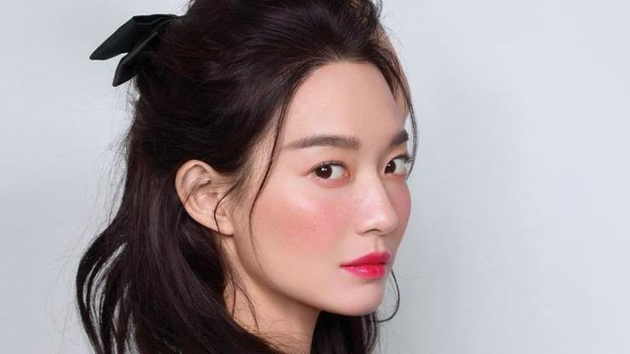 Gaya Lawas Shin Min Ah dan Jamie Dornan di Pemotretan yang Bikin Fans Baper