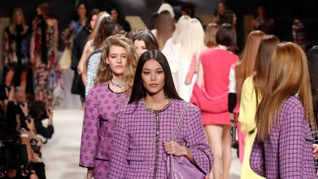 FOTO:  Warna-warni Chanel di Paris Fashion Week