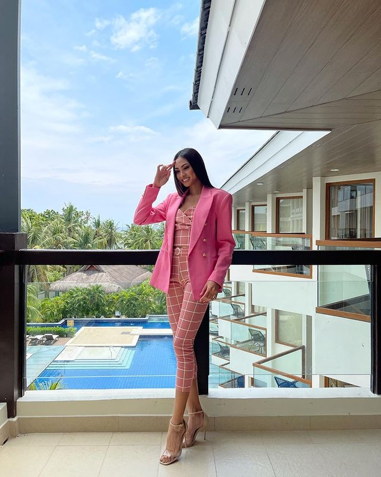 Miss Universe Filipina bernama Beatrice Gomez menuai kontroversi karena mengaku seorang biseksual. Yuk kita intip potretnya!