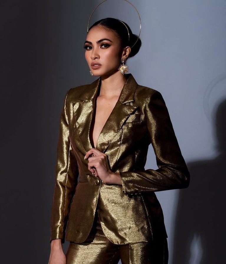 Miss Universe Filipina bernama Beatrice Gomez menuai kontroversi karena mengaku seorang biseksual. Yuk kita intip potretnya!