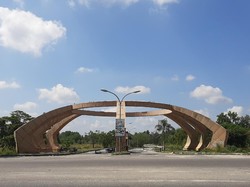 Stadion Peninggalan PON XVIII Riau Terbengkalai, Kerap Jadi Lapak Tenda Ceper