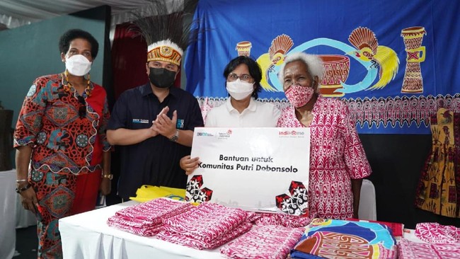 Direktur Consumer Service Telkom Venusiana, mendampingi Menteri BUMN Erick Thohir mengunjungi komunitas seni, budaya, dan pendidikan binaan IndiHome di Papua.