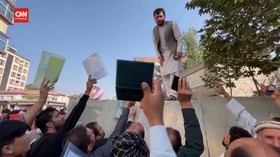 VIDEO: Warga Afghanistan Berebut Bikin Paspor