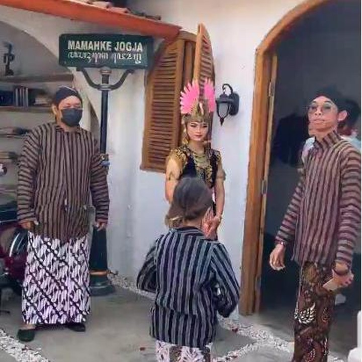 <p>Hanung Bramantyo juga disambut para pegawainya yang juga mengenakan kostum. (Foto: Instagram @zaskiaadyamecca)</p>