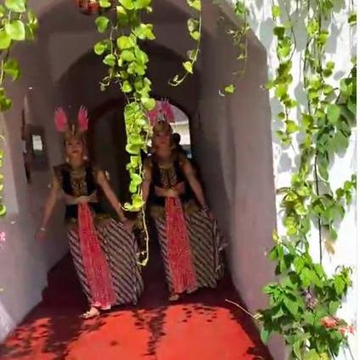<p>Saking niatnya, terdapat dua pegawai Hanung yang mengenakan kostum bak penari Srimpi yang mengarak datangnya Hanung. (Foto: Instagram @zaskiaadyamecca)</p>