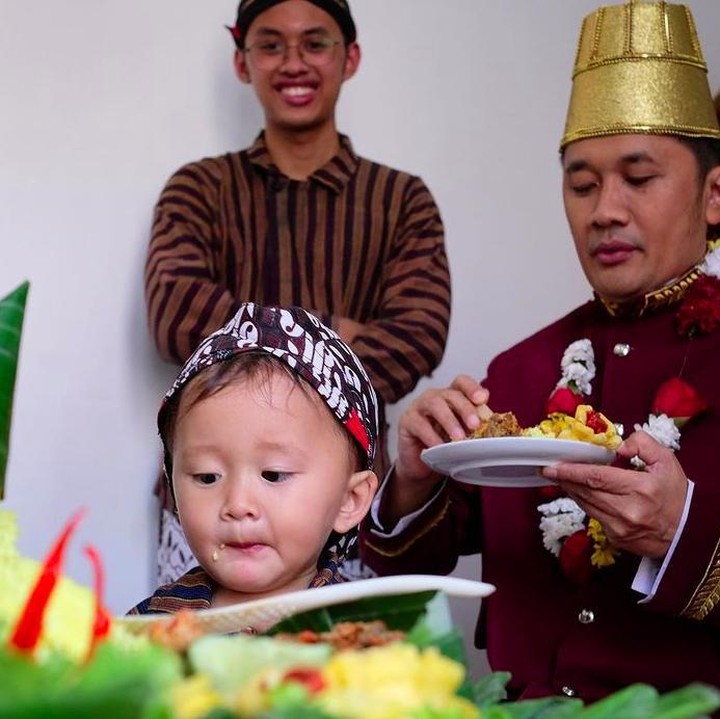 <p>Sutradara Hanung Bramantyo baru-baru ini genap berusia 46, Bunda. Ulang tahunnya dirayakan oleh keluarga tercinta di Yogyakarta. (Foto: Instagram @zaskiaadyamecca)</p>