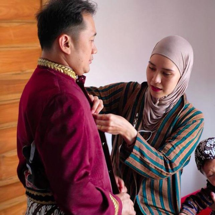 <p>Datang pakai baju kasual, Hanung pun diminta Zaskia untuk berganti kostum, Bunda. (Foto: Instagram @zaskiaadyamecca)</p>