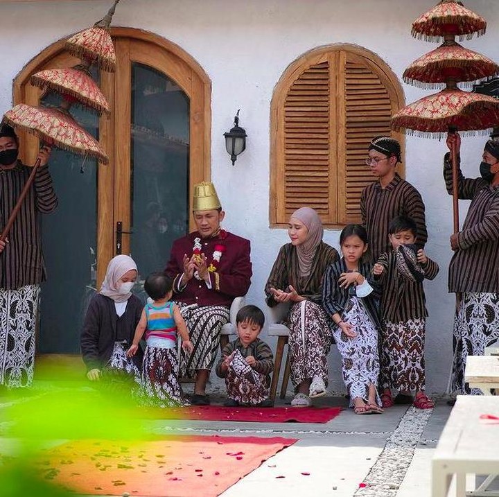 <p>Namun, ada yang unik dari perayaan ulang tahun Hanung Bramantyo kali ini. Keluarga sengaja membuat kejutan untuknya, dengan memakai kostum ala ningrat. (Foto: Instagram @zaskiaadyamecca)</p>