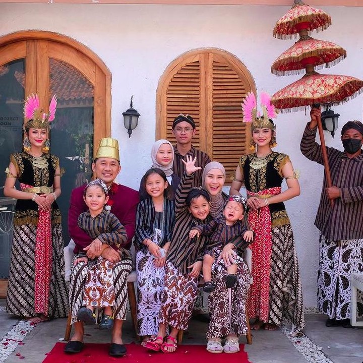 <p>Hanung Bramantyo mengenakan kostum seperti sultan, sementara Zaskia dan anak-anaknya mengenakan kostum ala keluarga ningrat. (Foto: Instagram @zaskiaadyamecca)</p>